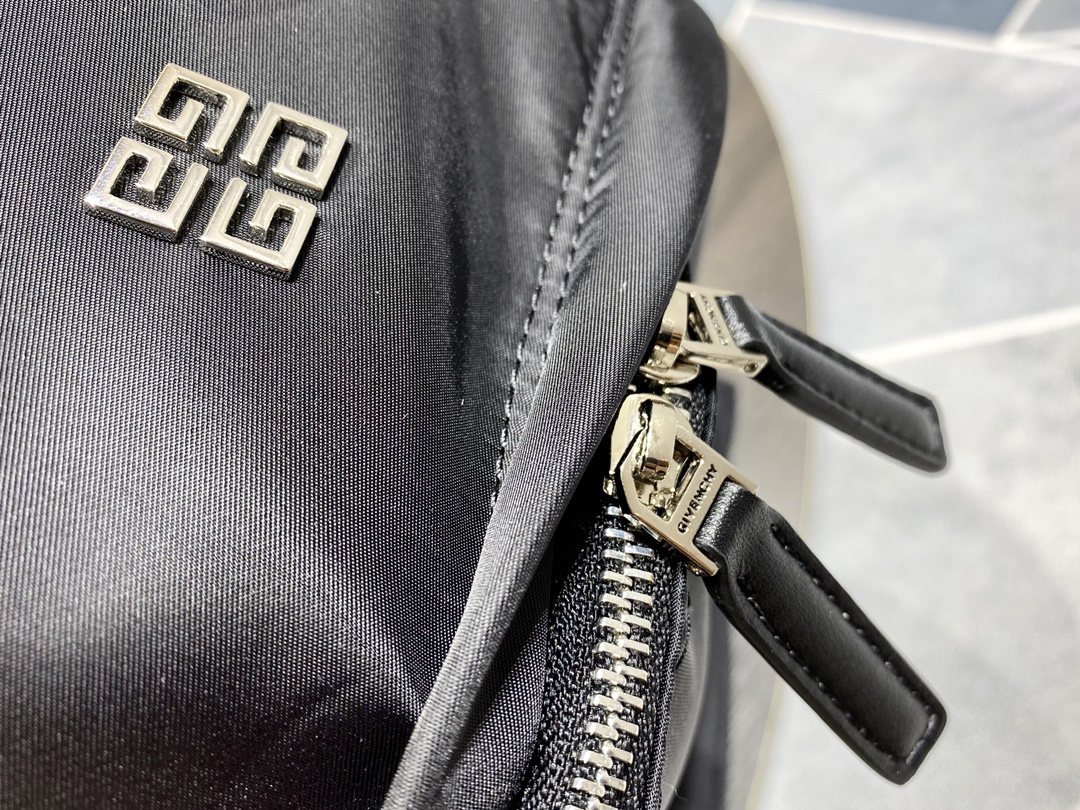 Givenchy Essentiel U Backpack Black For Women‎ 16.9in/43cm BK508HK17N-001