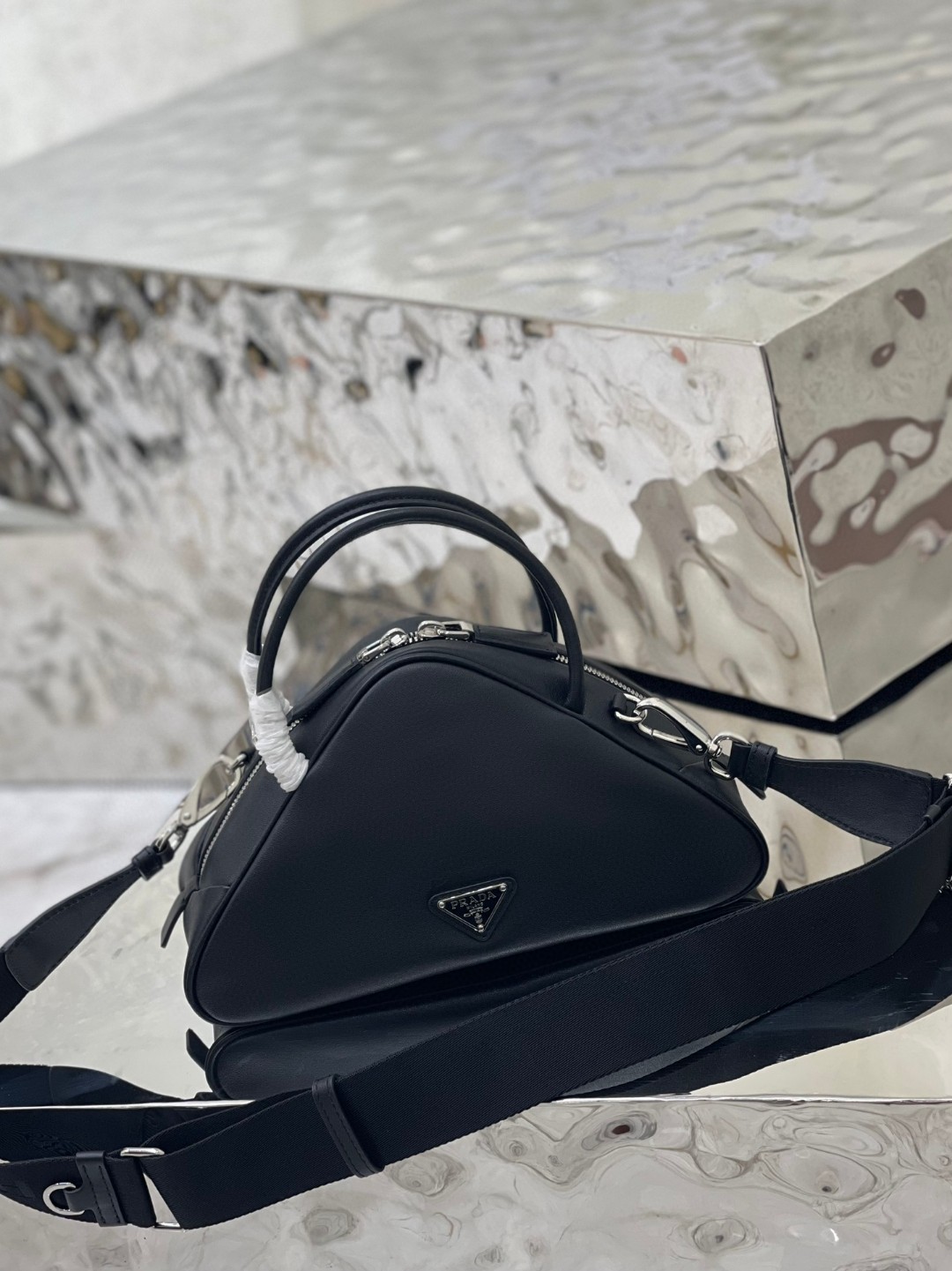 Pra*a Triangle Bag White/Black For Women 9.8 in / 25 cm 1BB082_2BYA_F0009_V_NEO