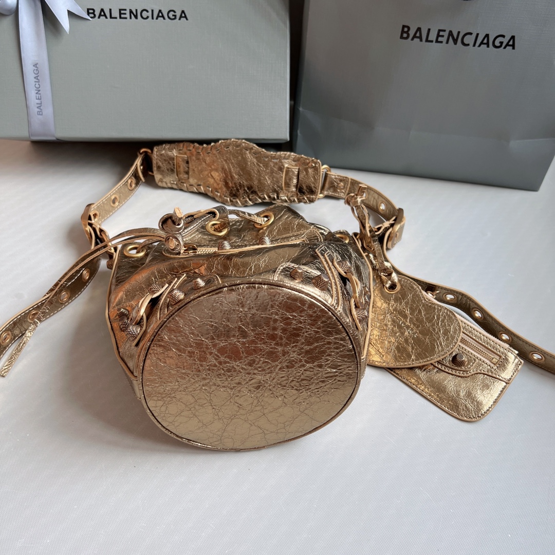 Ba1en*iaga Le Cagole Xs Bucket Bag Metallized With Rhinestones In Gold Tone For Women 7.8in/20 cm 702431210D48006