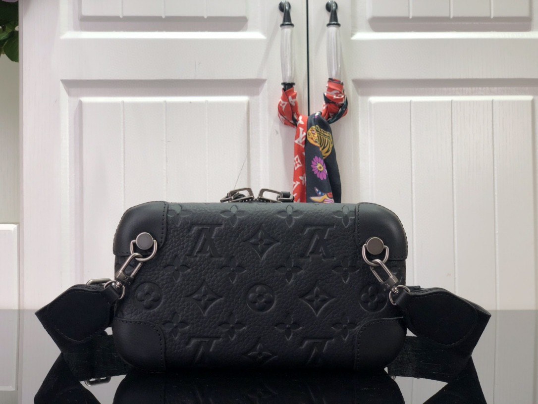L0vis Vvtt0n Horizon Clutch Black 21cm/ 8.3 in