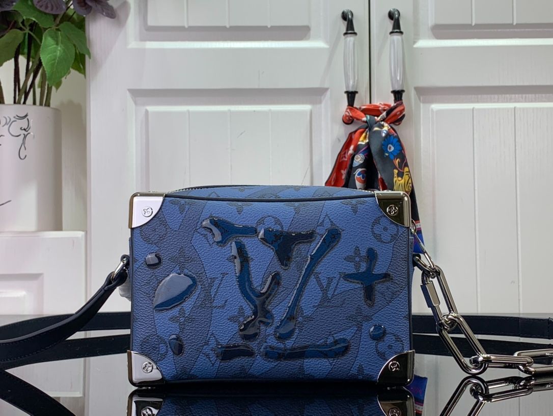 L0vis Vvtt0n Mini Soft Trunk Blue For Men 18.5 cm/ 7.3 in M22588