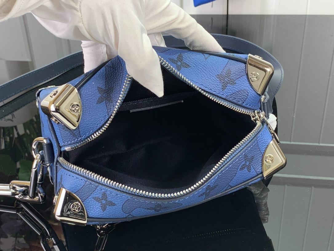 L0vis Vvtt0n Mini Soft Trunk Blue For Men 18.5 cm/ 7.3 in M22588