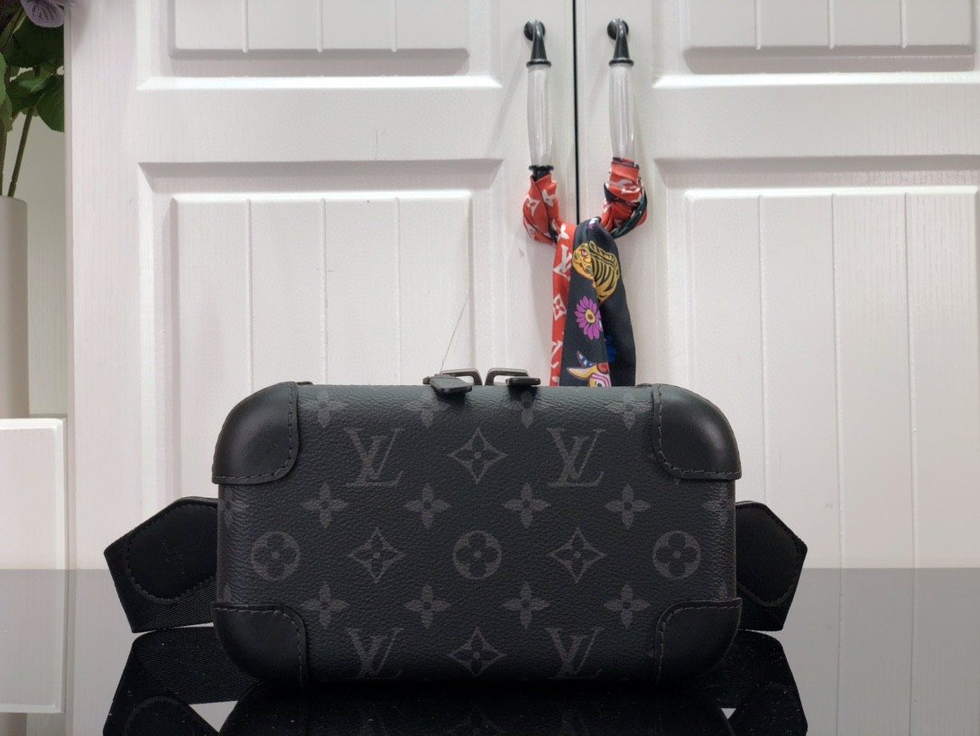 L0vis Vvtt0n Smooth Horizon Clutch Black 21cm/ 8.3 in