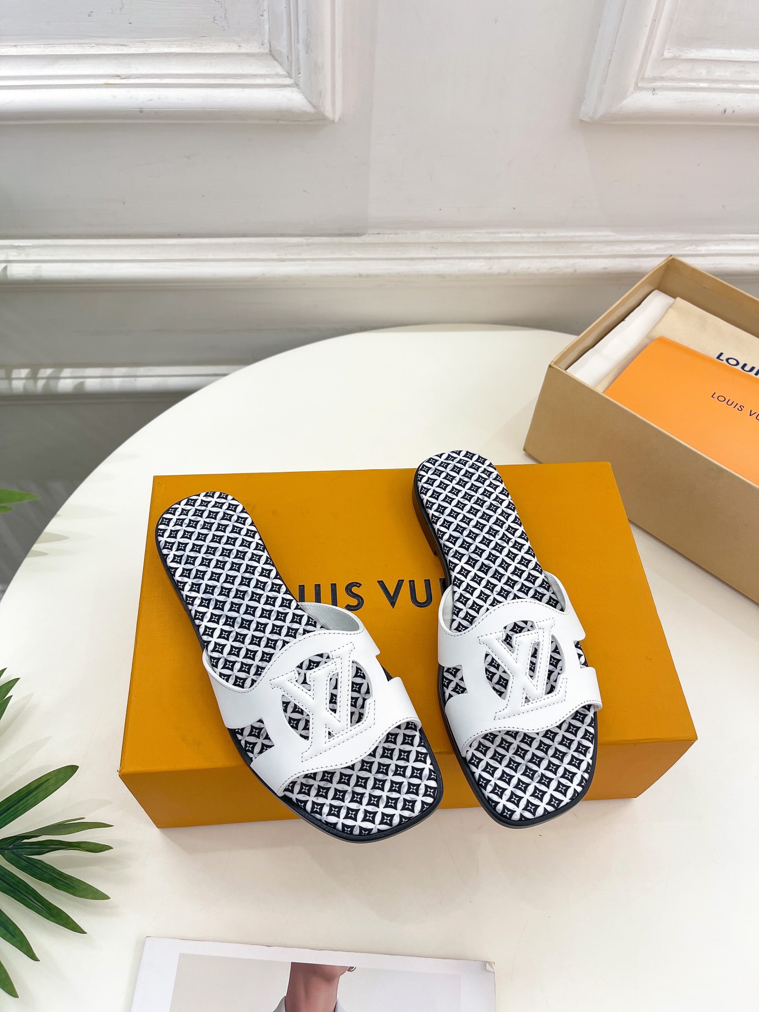 L0vis Vvtt0n Isola Flat Mule LV White For Women