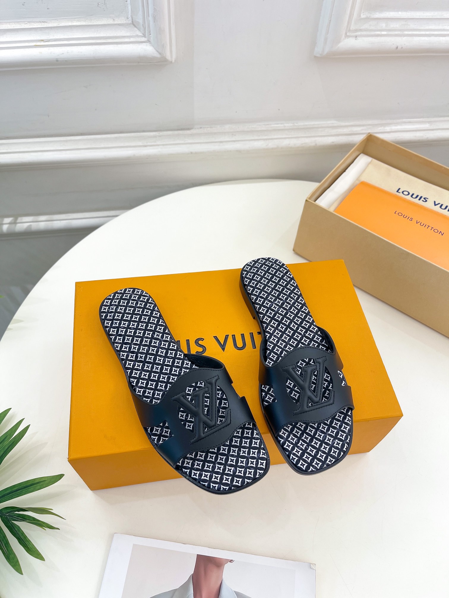 L0vis Vvtt0n Isola Flat Mule LV Black For Women