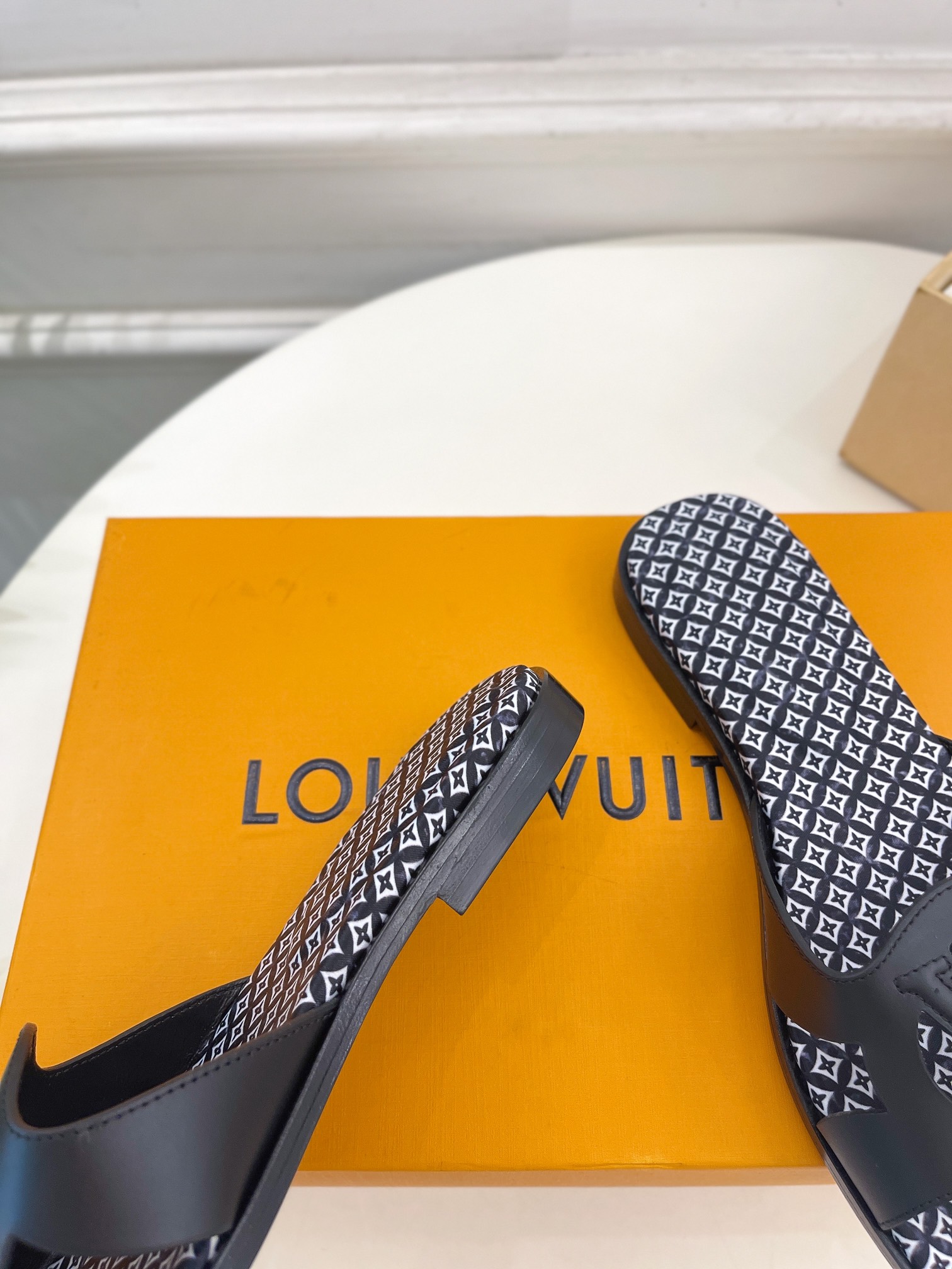 L0vis Vvtt0n Isola Flat Mule LV Black For Women