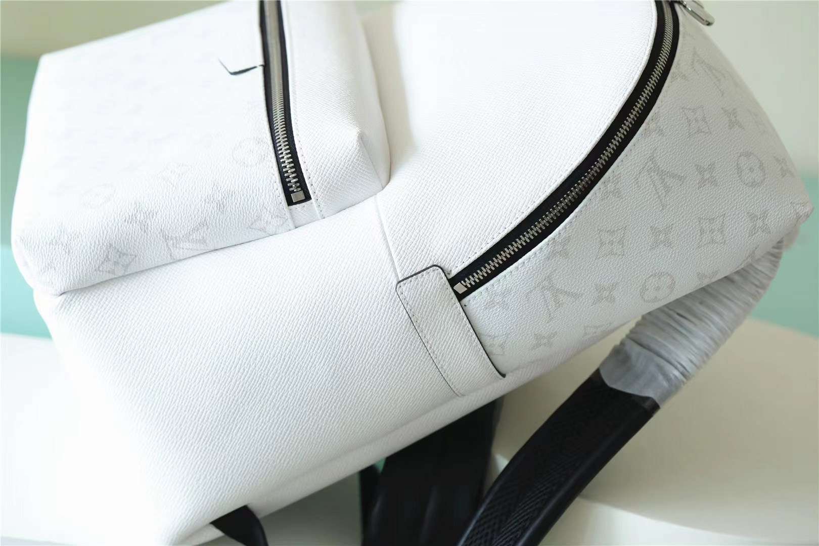 L0vis Vvtt0n Discovery Backpack White For Men 11.8in/30cm M30953