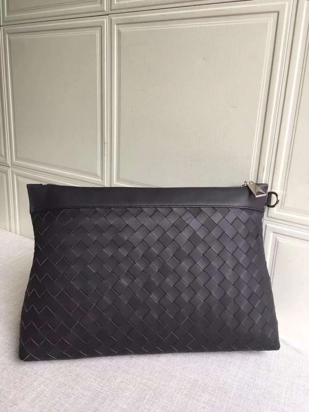 B0tt*ga Ven*ta Medium Intrecciato Zipped Pouch Black For Men 33cm / 13in 651852V0E518803