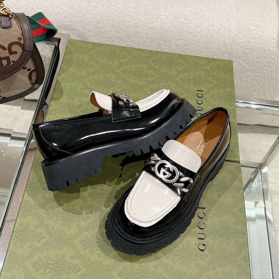 Gvc*1 Chain Double G Logo Fastener Loafers White For Women