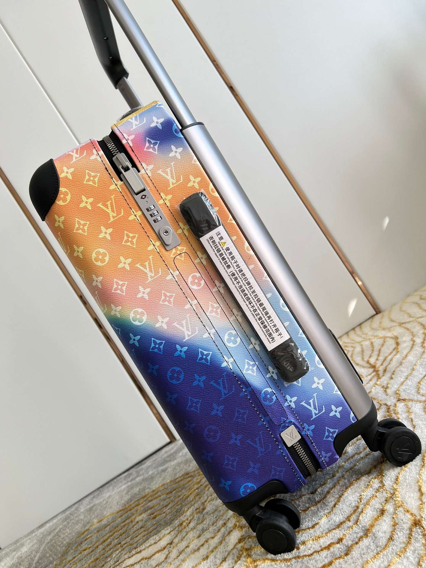 L0vis Vvtt0n Monogram Horizon 55 Blue 21.7in/55cm