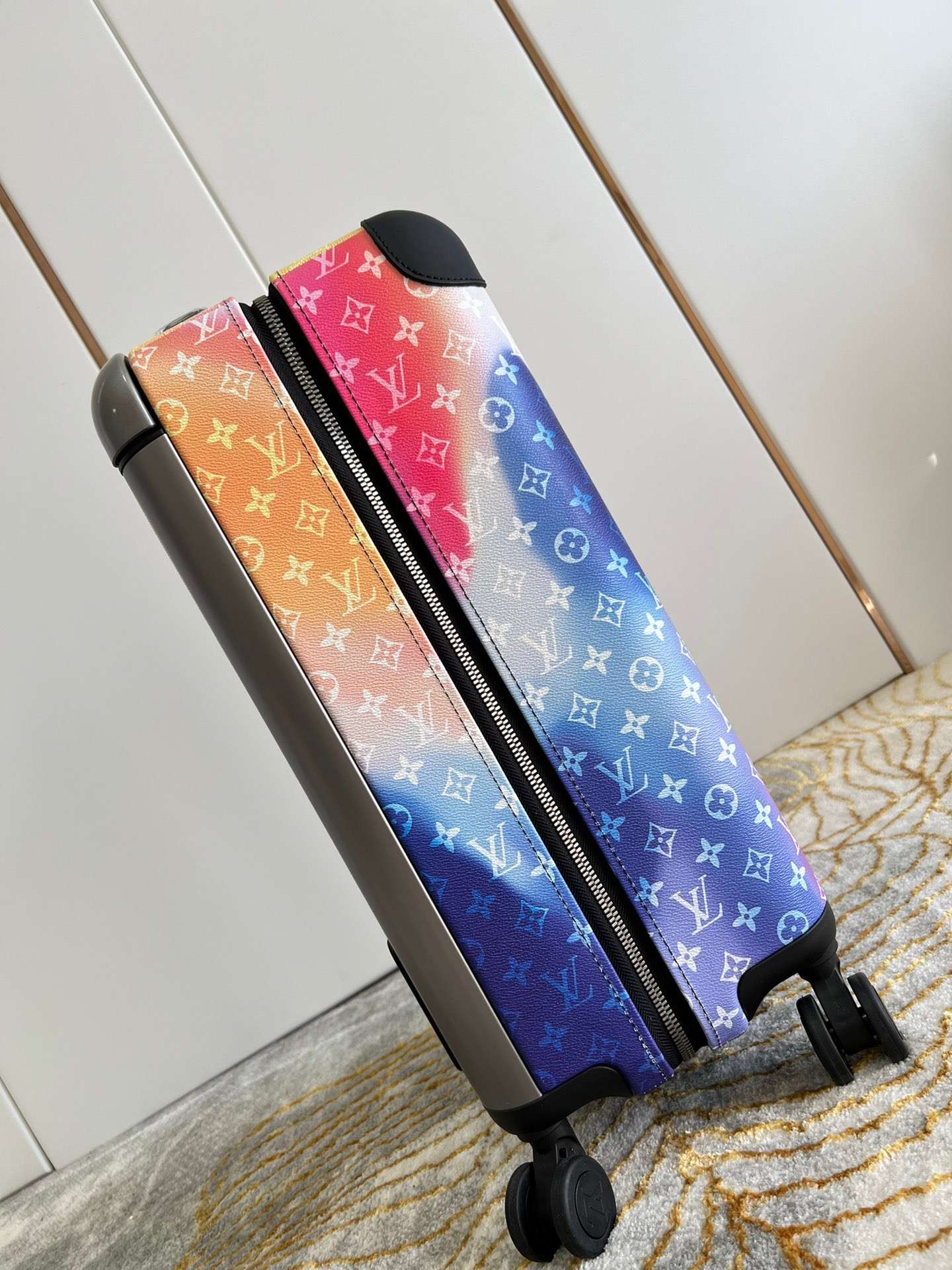 L0vis Vvtt0n Monogram Horizon 55 Blue 21.7in/55cm