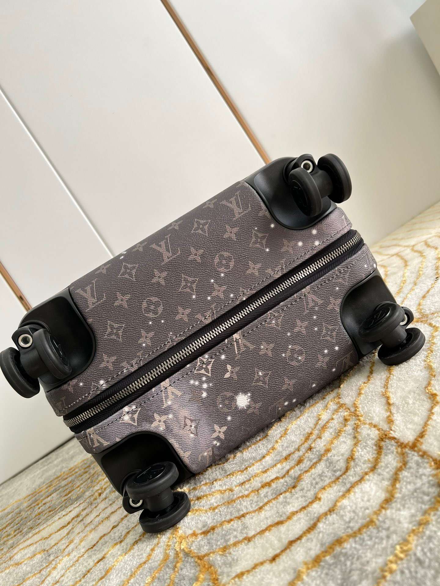 L0vis Vvtt0n Monogram Horizon 55 Grey 21.7in/55cm