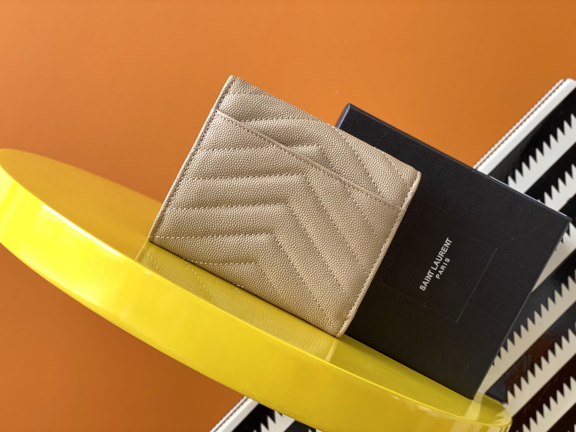Sa1nt Lau*nt Cassandre Matelaseé Compact Tri Fold Wallet Dark Beige For Women 4.9in/12.5cm 403943BOW012721 Y51