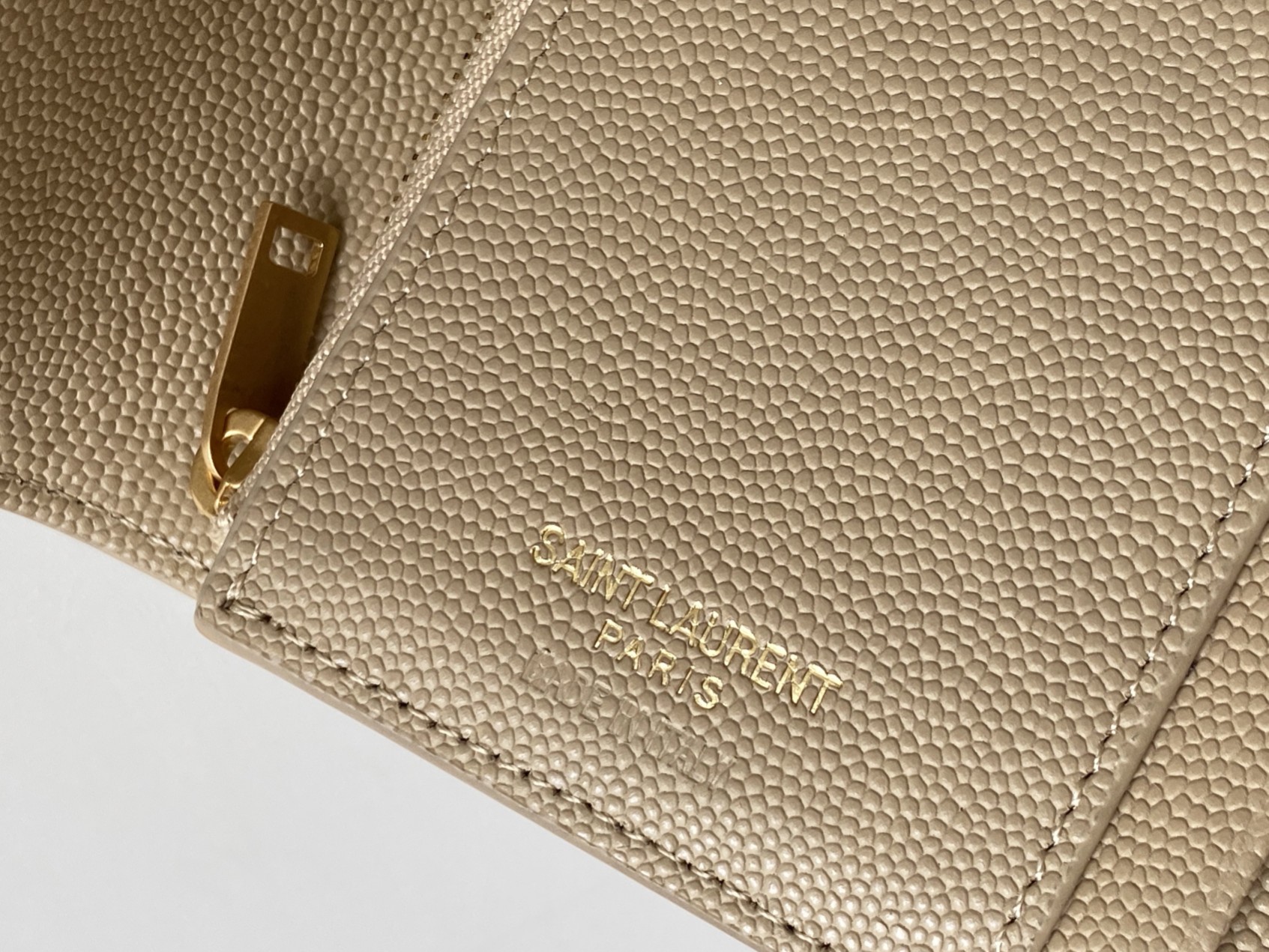 Sa1nt Lau*nt Cassandre Matelaseé Compact Tri Fold Wallet Dark Beige For Women 4.9in/12.5cm 403943BOW012721 Y51
