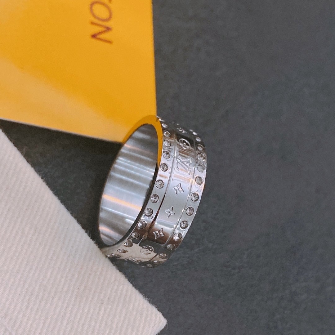 L0vis Vvtt0n Ring