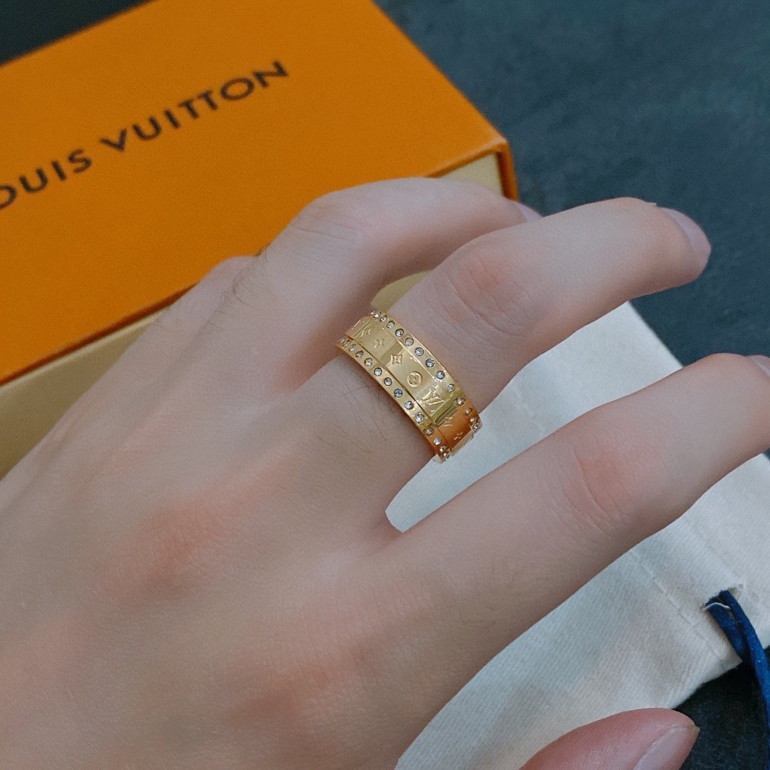 L0vis Vvtt0n Ring