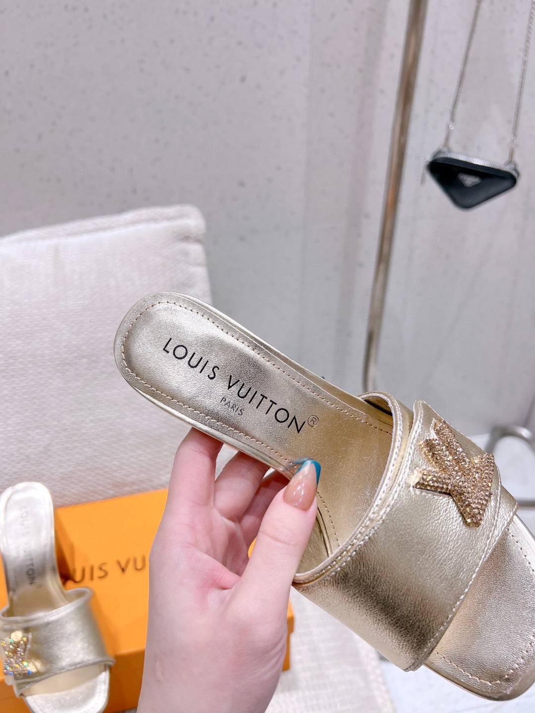 L0vis Vvtt0n Shake Mule Gold For Women