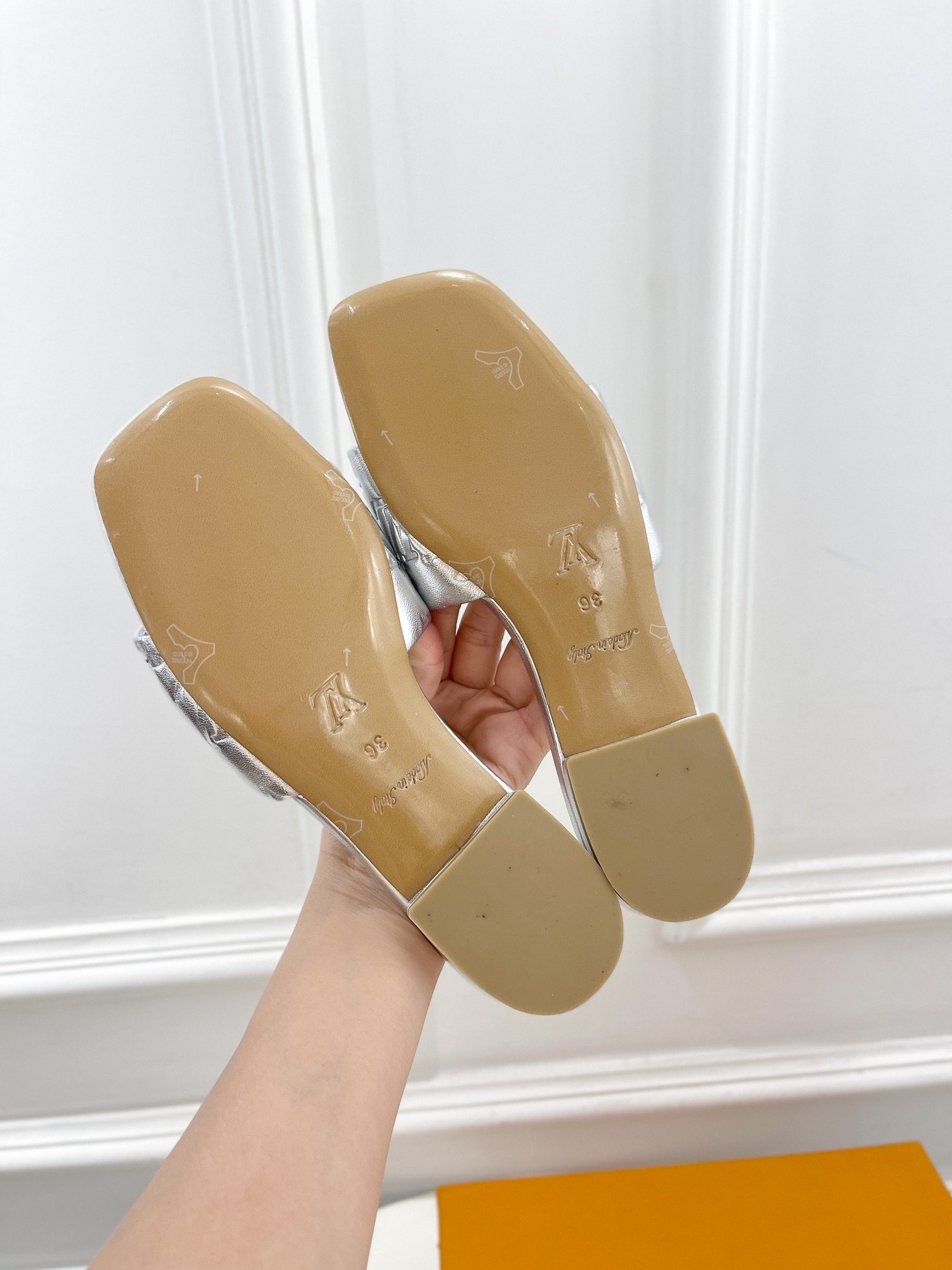 L0vis Vvtt0n Women’s Revival Flat Mule Sliver For Women LV 1A9QJG