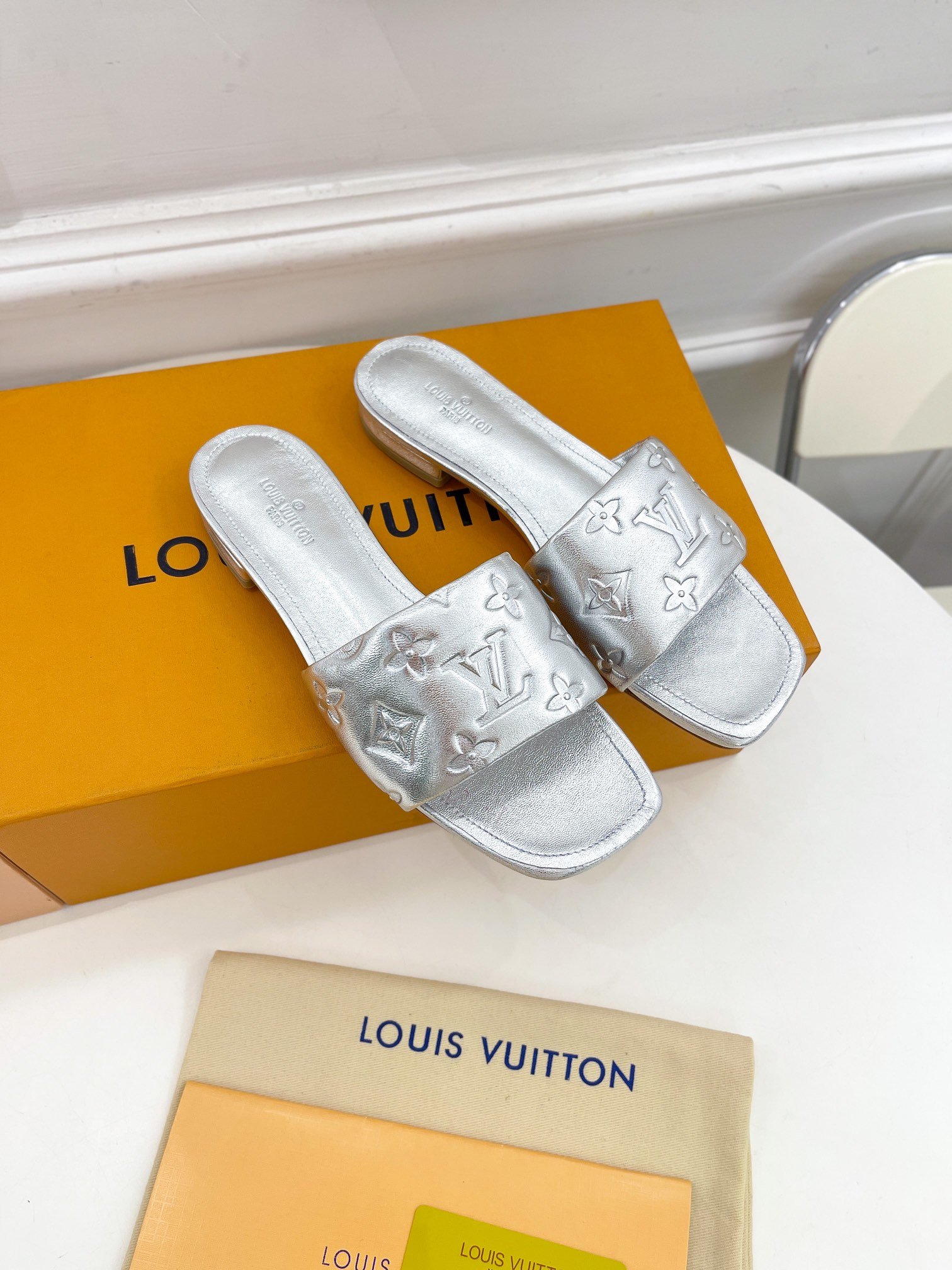 L0vis Vvtt0n Women’s Revival Flat Mule Sliver For Women LV 1A9QJG