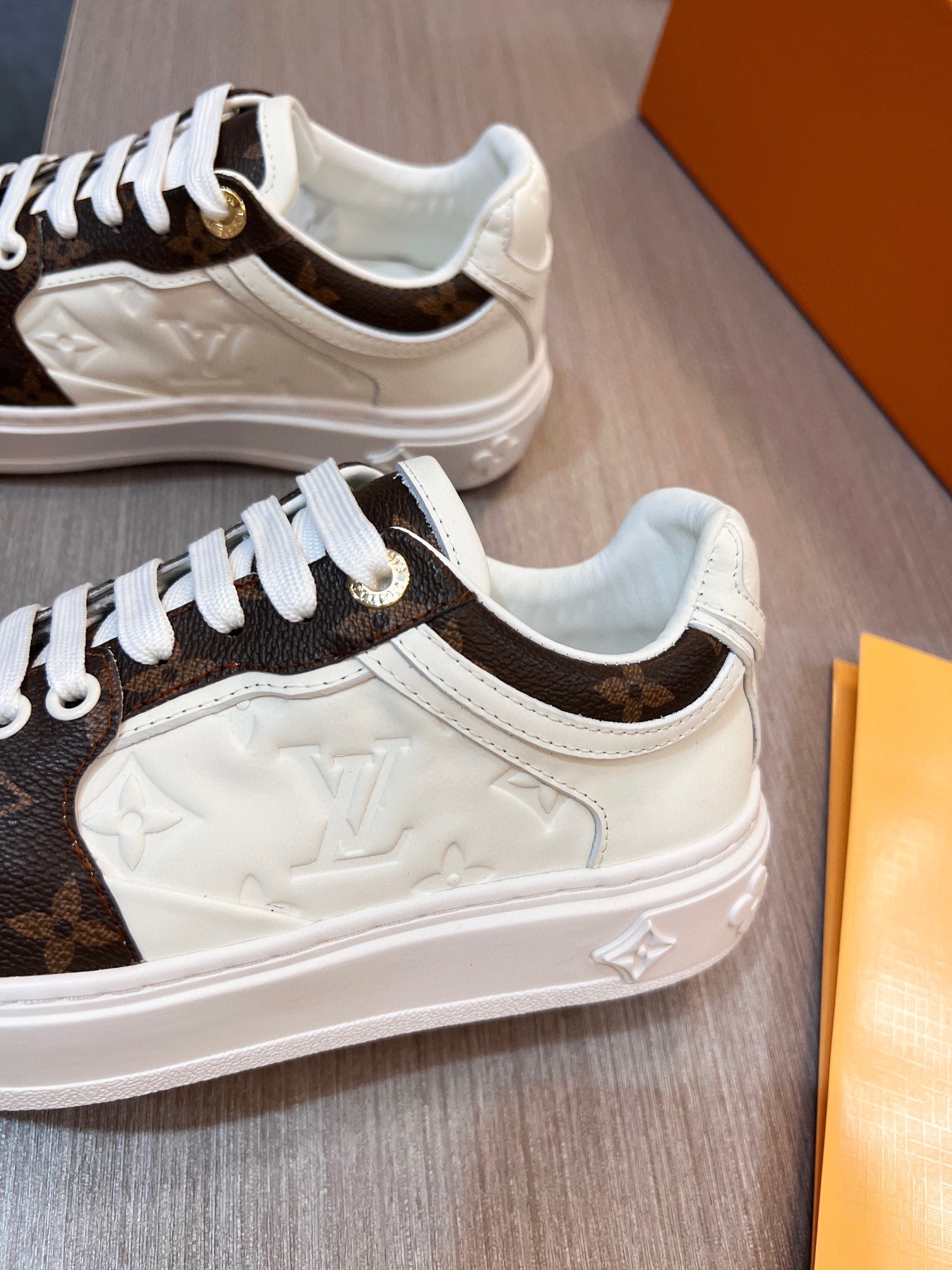 L0vis Vvtt0n Women’s Boombox Sneaker Brown For Women LV