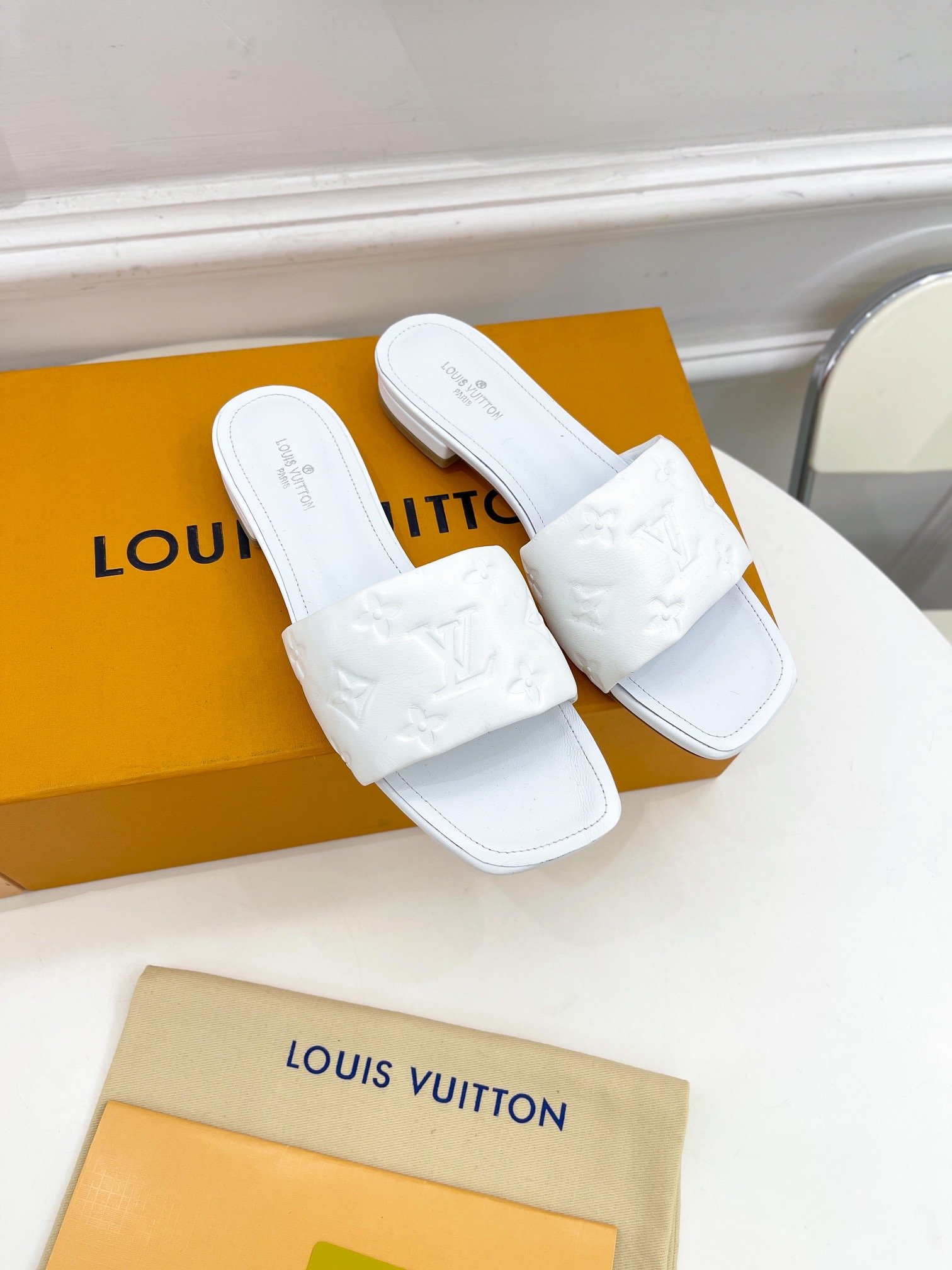 L0vis Vvtt0n Women’s Revival Flat Mule White For Women LV 1A9P4P