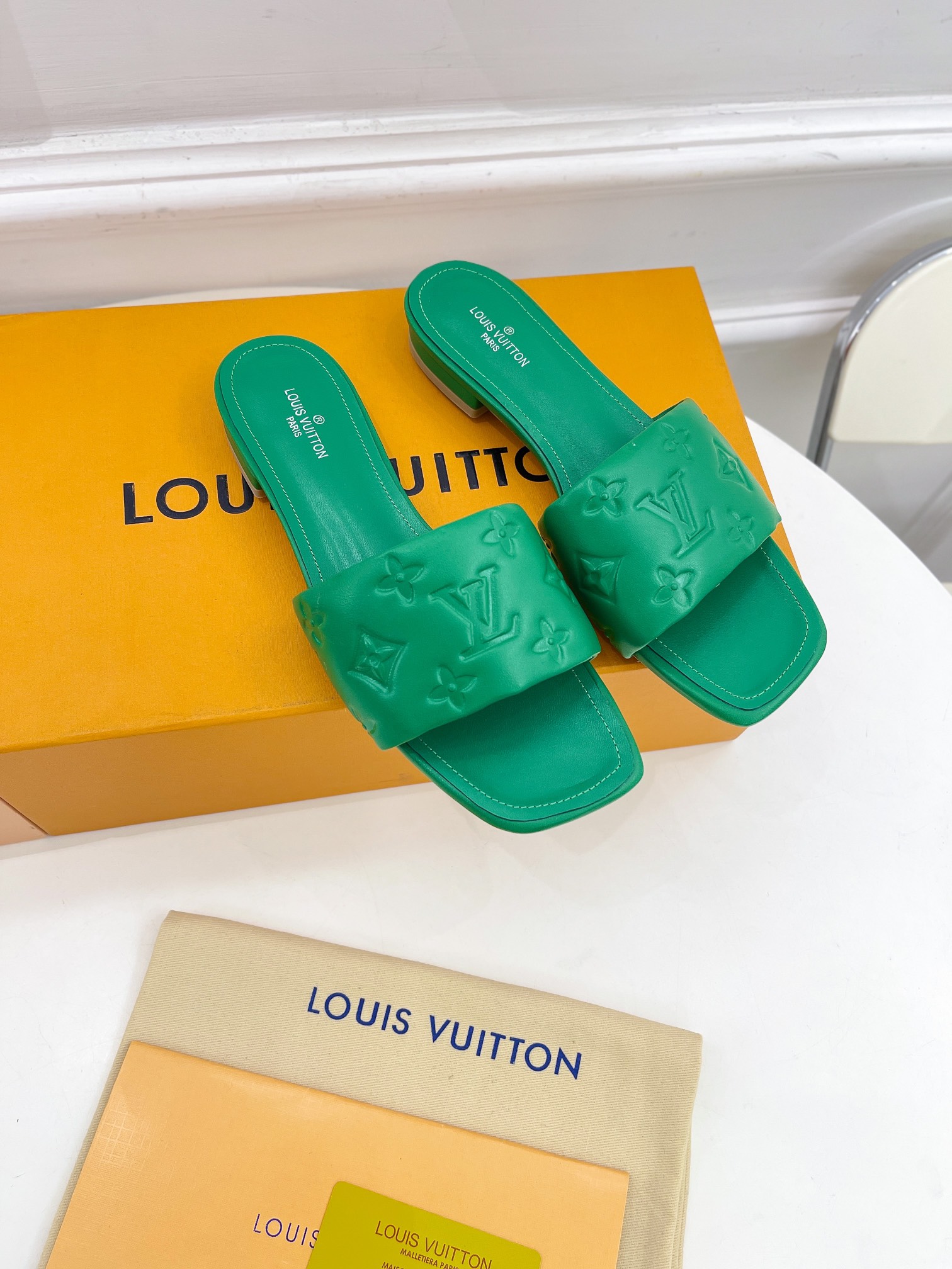 L0vis Vvtt0n Women’s Revival Flat Mule Green For Women LV 1A9P5L
