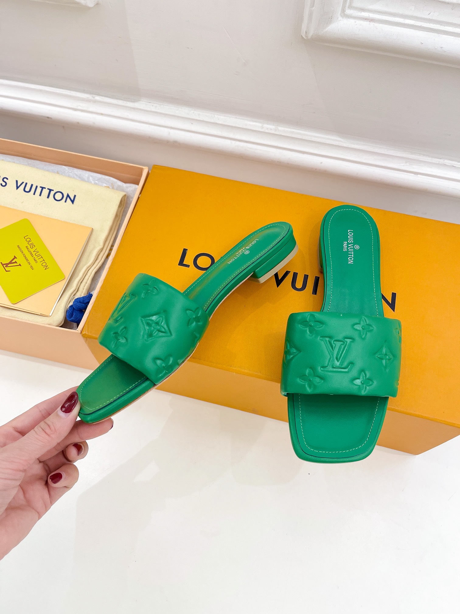L0vis Vvtt0n Women’s Revival Flat Mule Green For Women LV 1A9P5L