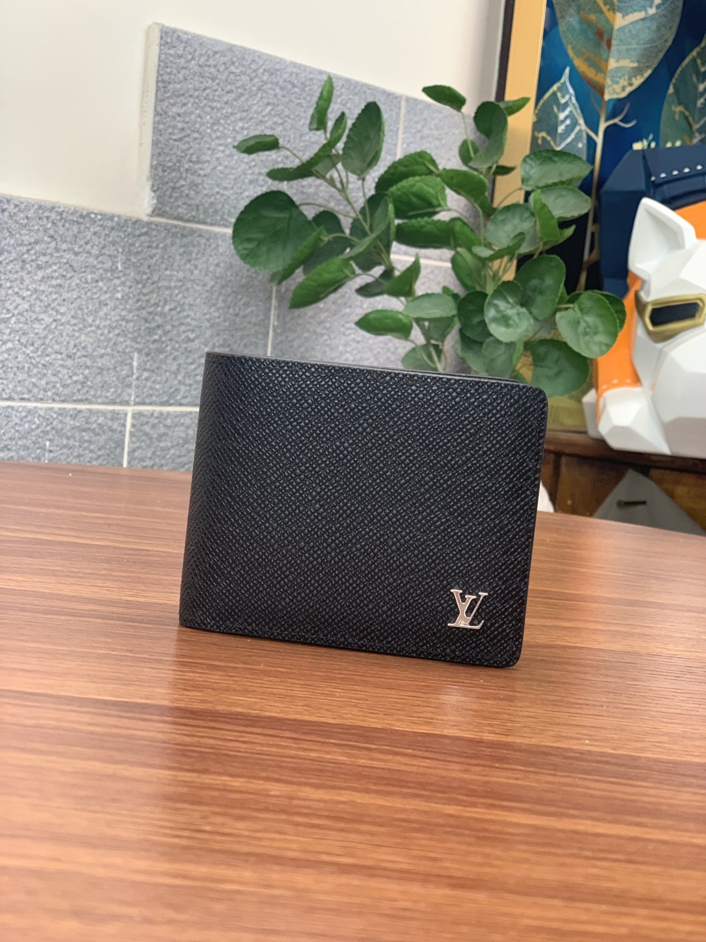 L0vis Vvtt0n Multiple Wallet Taiga Black For Men, Men’s Wallet 4.5in/11.5cm LV M30295