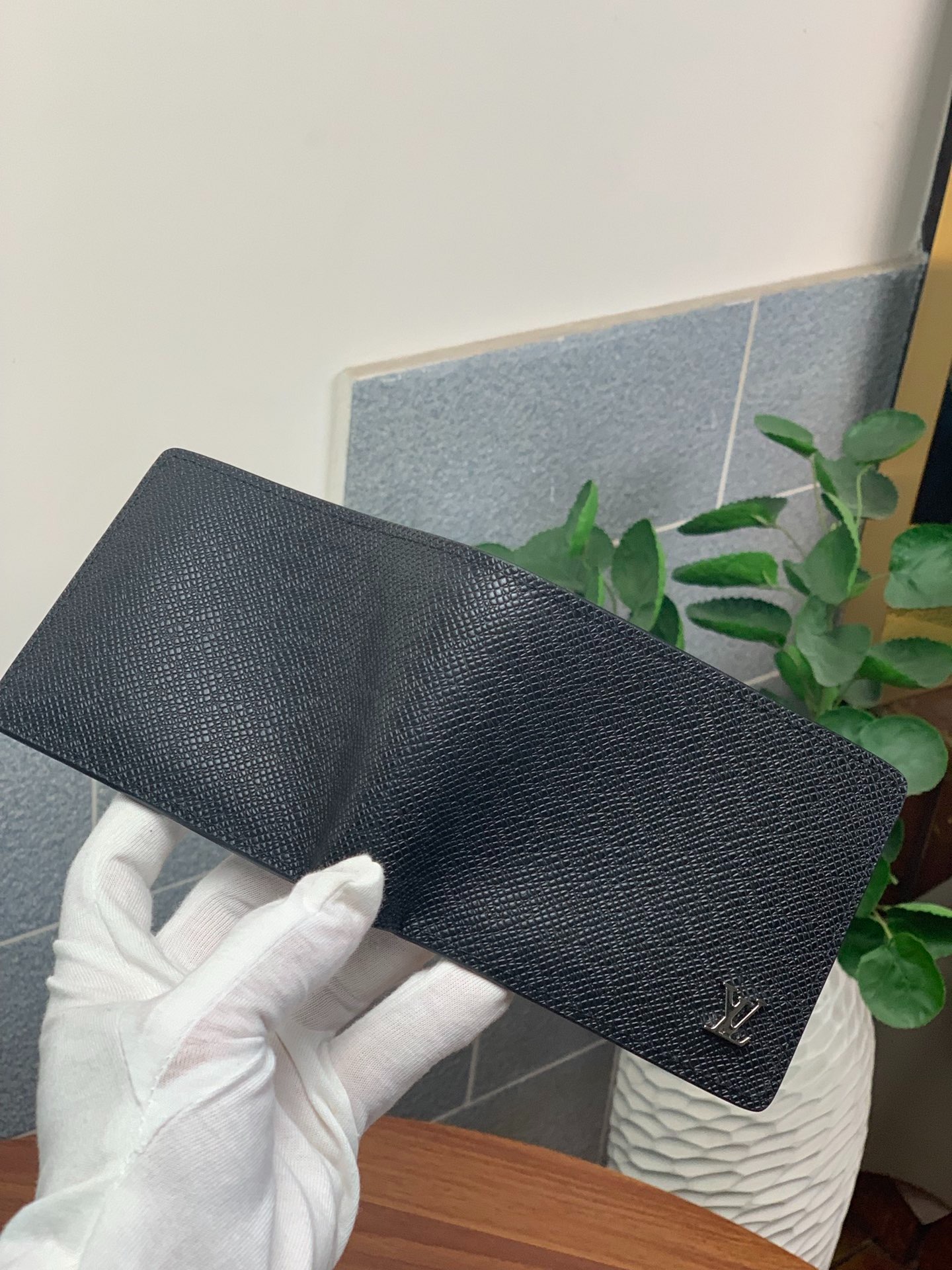 L0vis Vvtt0n Multiple Wallet Taiga Black For Men, Men’s Wallet 4.5in/11.5cm LV M30295