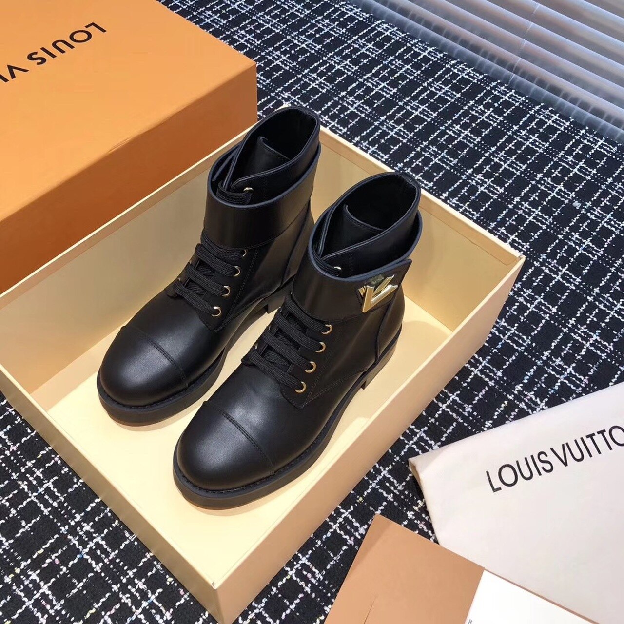 L0vis Vvtt0n Wonderland Flat Ranger Black For Women