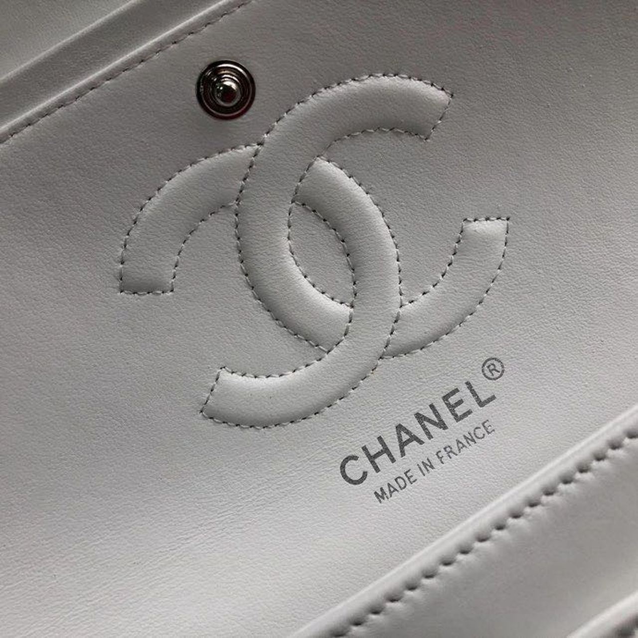 Ch**el Classic HandBag White For Women 9.9in/25.5cm A01112