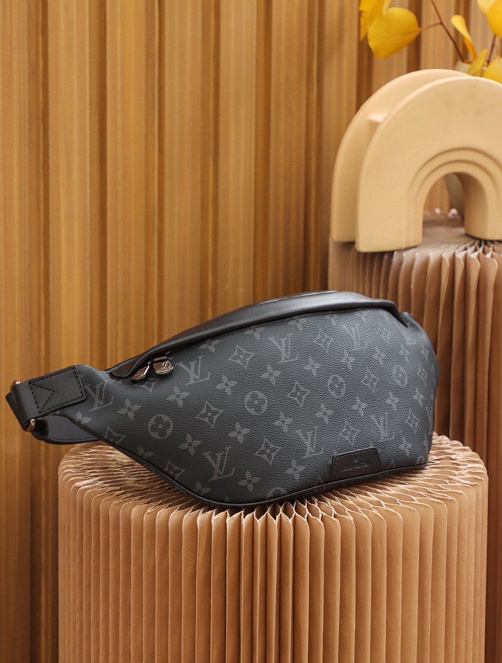 L0vis Vvtt0n Discovery Bumbag PM Monogram Eclipse Canvas For Men, Men’s Bags, Belt Bags 17.3in/44cm LV M46035