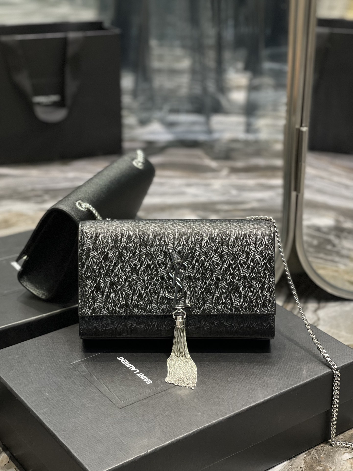 Sa1nt Lau*nt Kata Medium Chain Bag Black With Tassel For Women 9.4in/24cm Y51 354119BOW0N1000