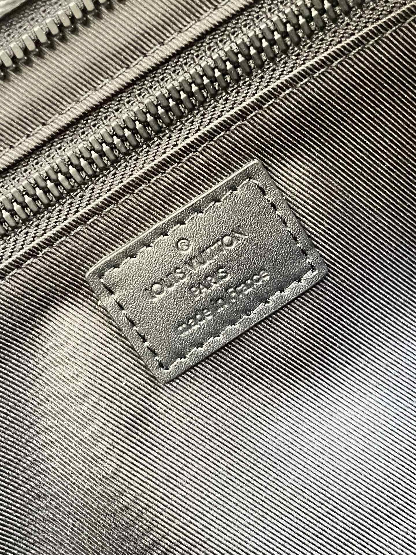 L0vis Vvtt0n Sac Plat Horizontal Zippe Monogram Eclipse For Men, Men’s Bags, Shoulder And Crossbody Bags 15.4in/39cm LV M45265