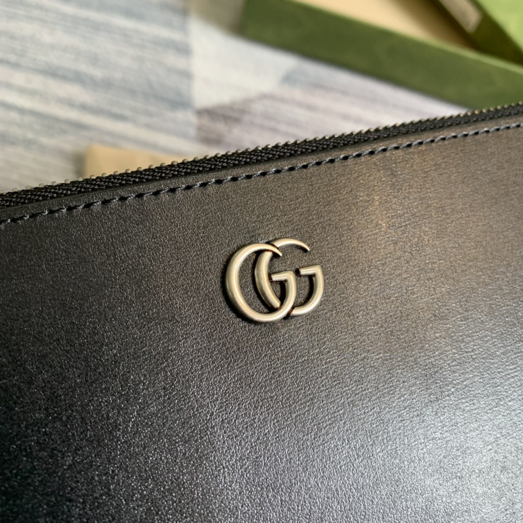 Gvc*1 Marmont Pouch in Black with Gold Toned Hardware For Men, Men’s Pouch 12in/30.5cm GG 475317 DJ20T 1000
