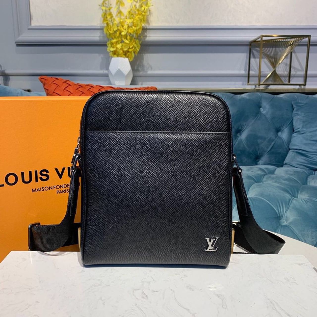 L0vis Vvtt0n Alex Messenger BB Taiga Black For Men, Men’s Bags, Shoulder And Crossbody Bags 9.8in/25cm LV M30265