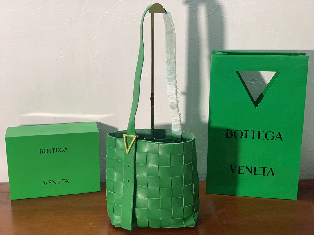 B0tt*ga Ven*ta Shoulder Bag Nappa Green, For Women, Women’s Bags 12.9in/33cm
