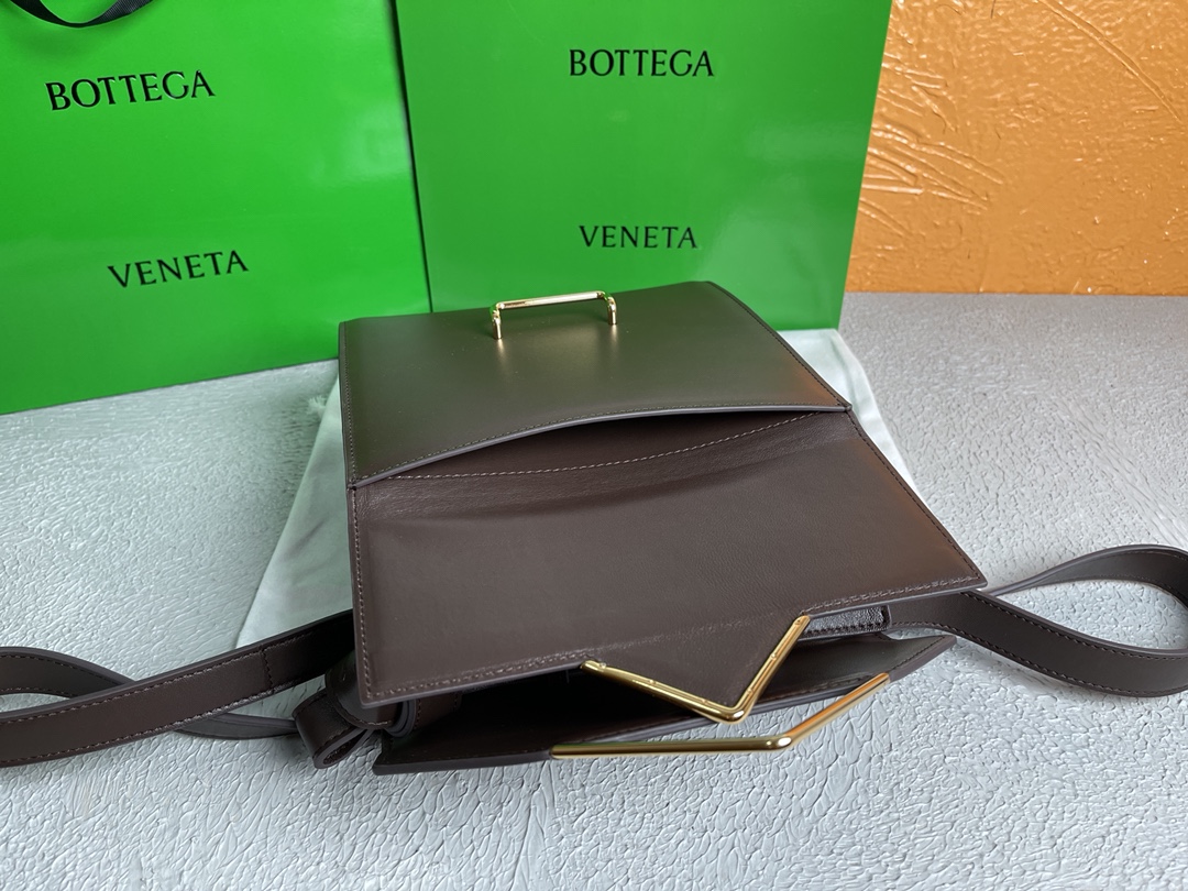 B0tt*ga Ven*ta Clip Bag Brown, For Women, Women’s Bags 9in/23cm
