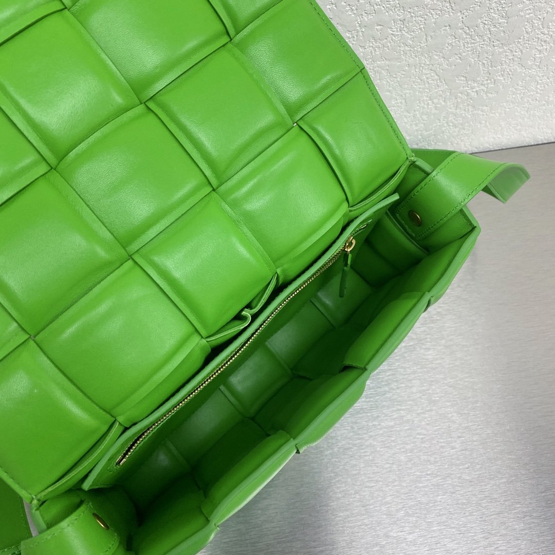 B0tt*ga Ven*ta Padded Cassette Green, For Women, Women’s Bags 10.2in/26cm 591970VCQR13724