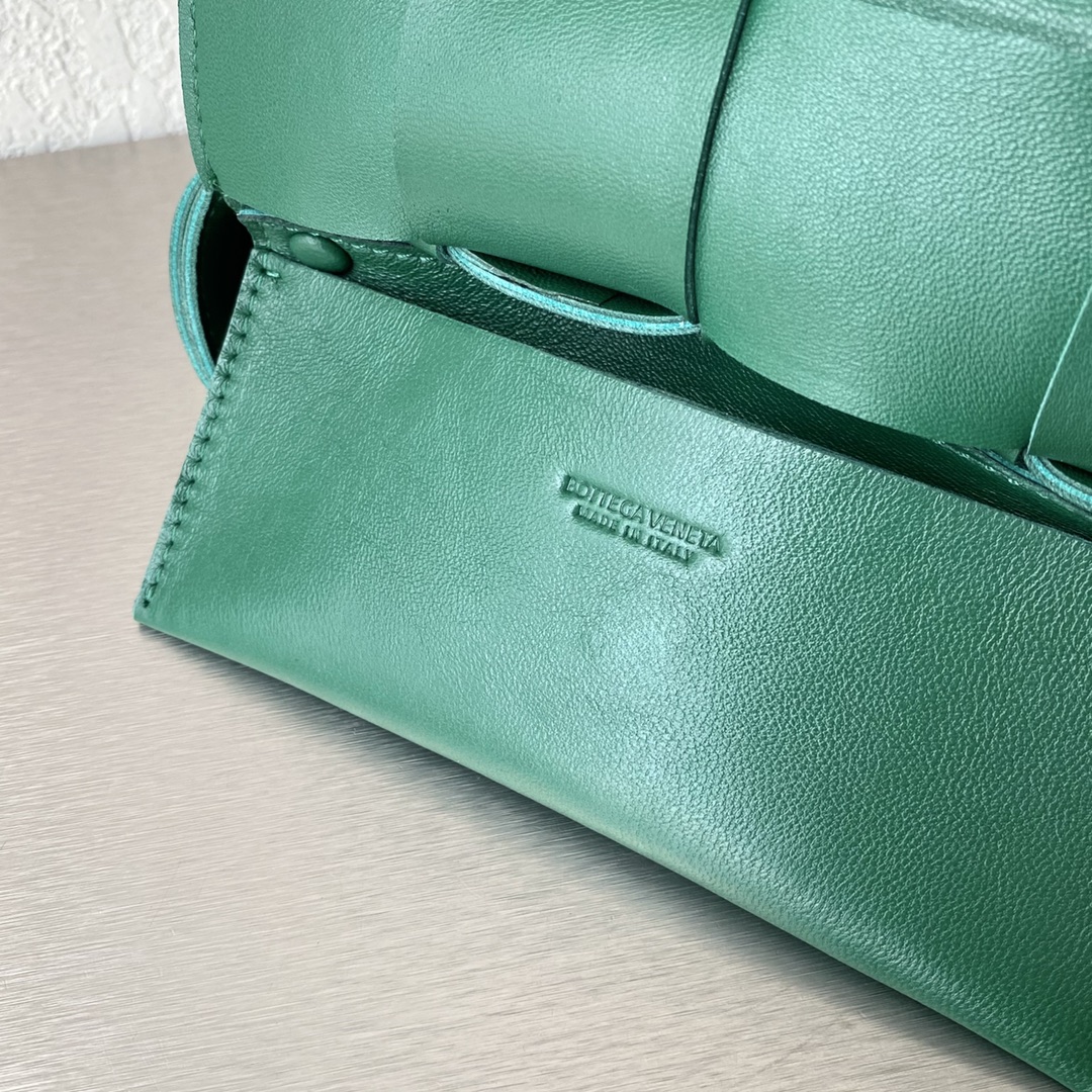 B0tt*ga Ven*ta Belt Cassette Dark Green, For Women, Women’s Bags 6.9in/17.5cm