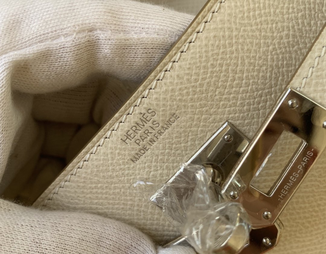 H**me5 Kelly Classique To Go Wallet  21cm/8.3in Gold Toned Hardware For Women Cream
