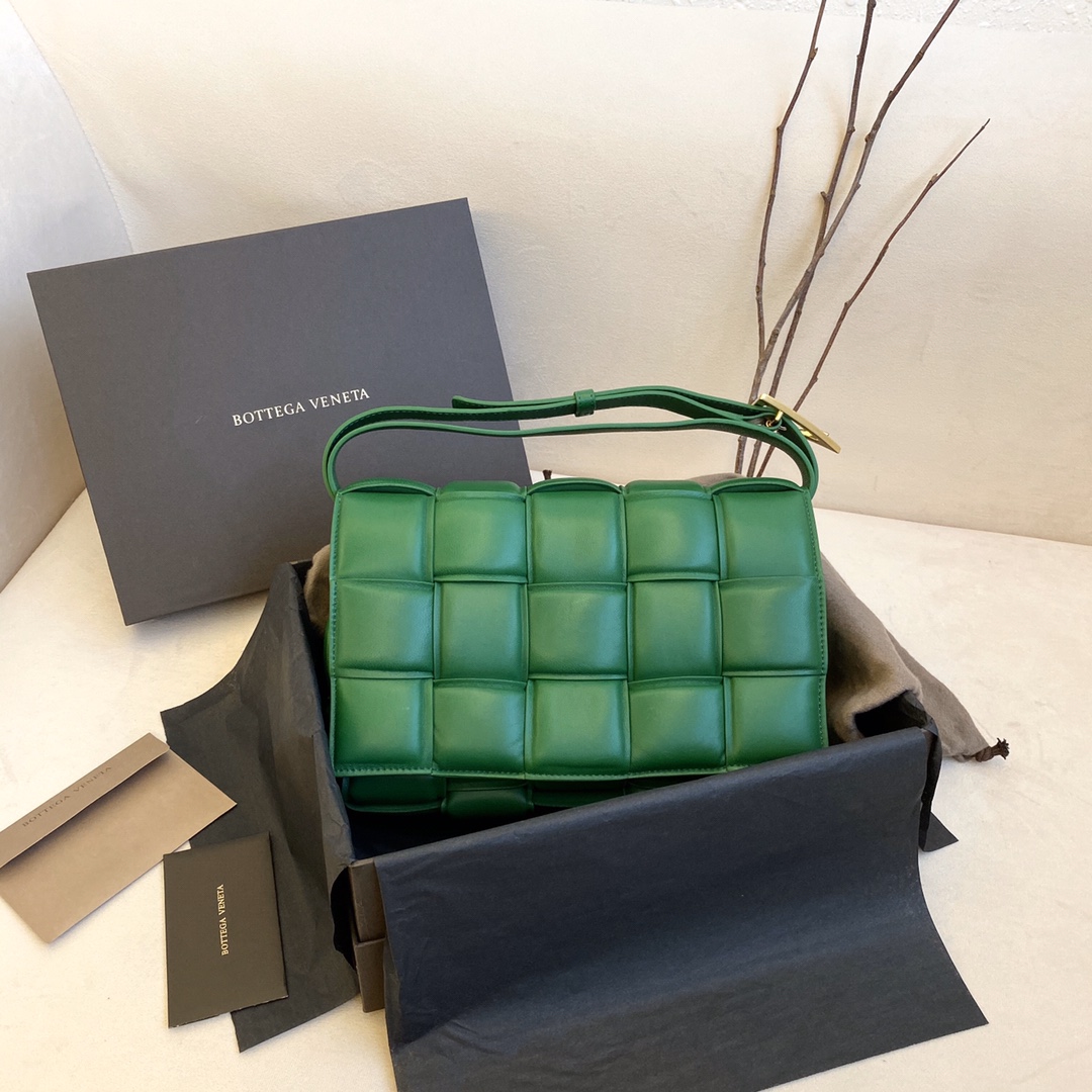 B0tt*ga Ven*ta Padded Cassette Bag For Women 10.2in/26cm In Green