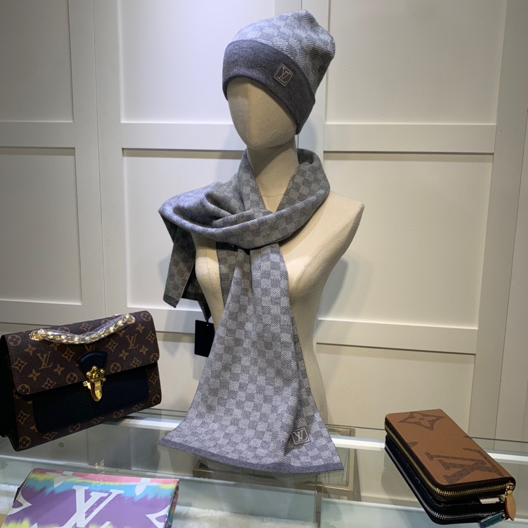 L0vis Vvtt0n Beanie & Scarf Set In Grey