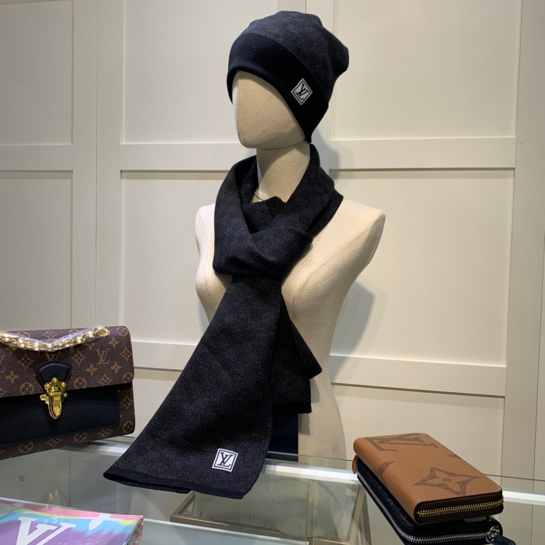L0vis Vvtt0n Beanie & Scarf Set In Black