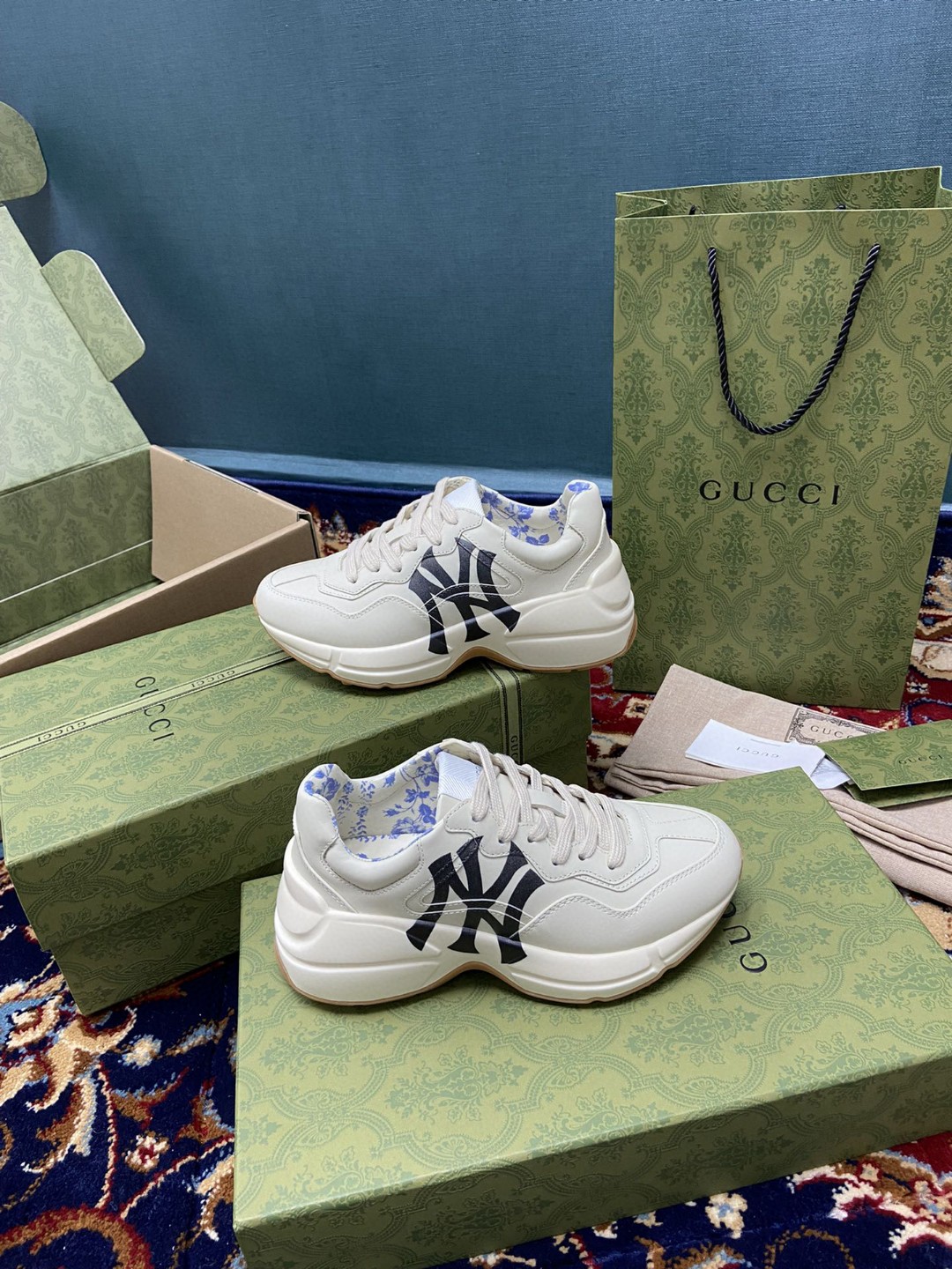 Gvc*1 Men’s Rhyton Sneaker GG With NY Yankess White Ivory For Men 548638 DRW00 9022