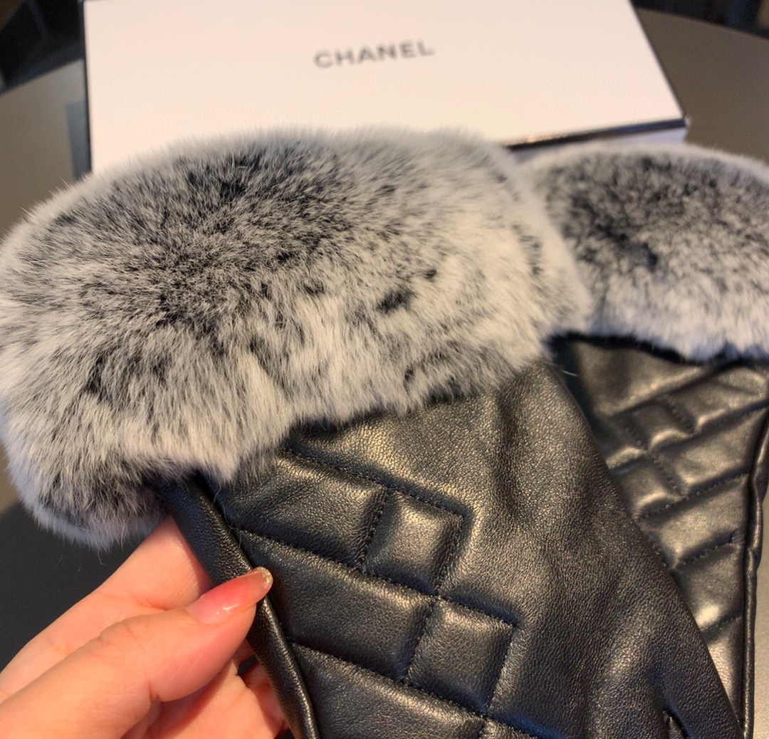 Ch**el Gloves In Black