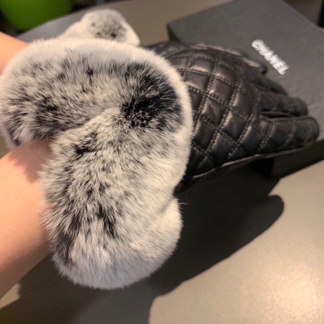 Ch**el Gloves In Black