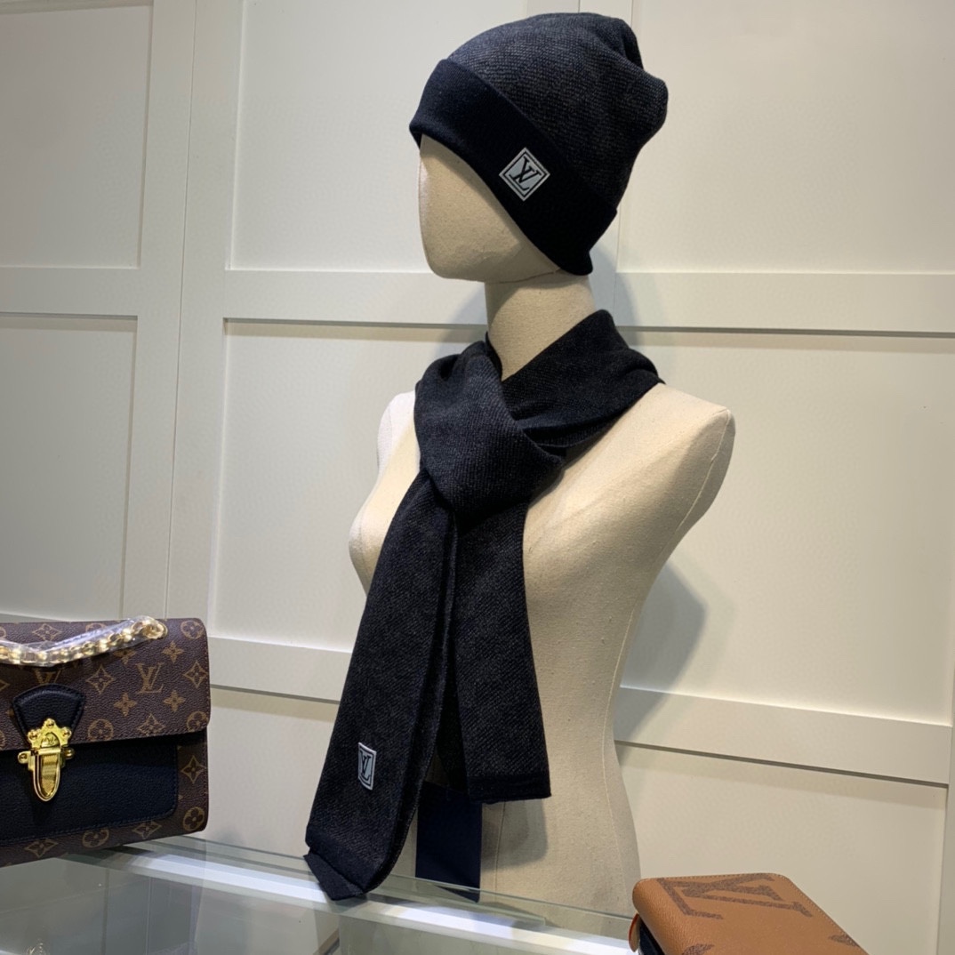 L0vis Vvtt0n Beanie & Scarf Set In Black