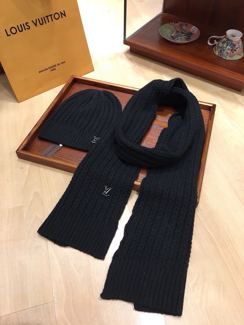 L0vis Vvtt0n Beanie & Scarf Set In Black