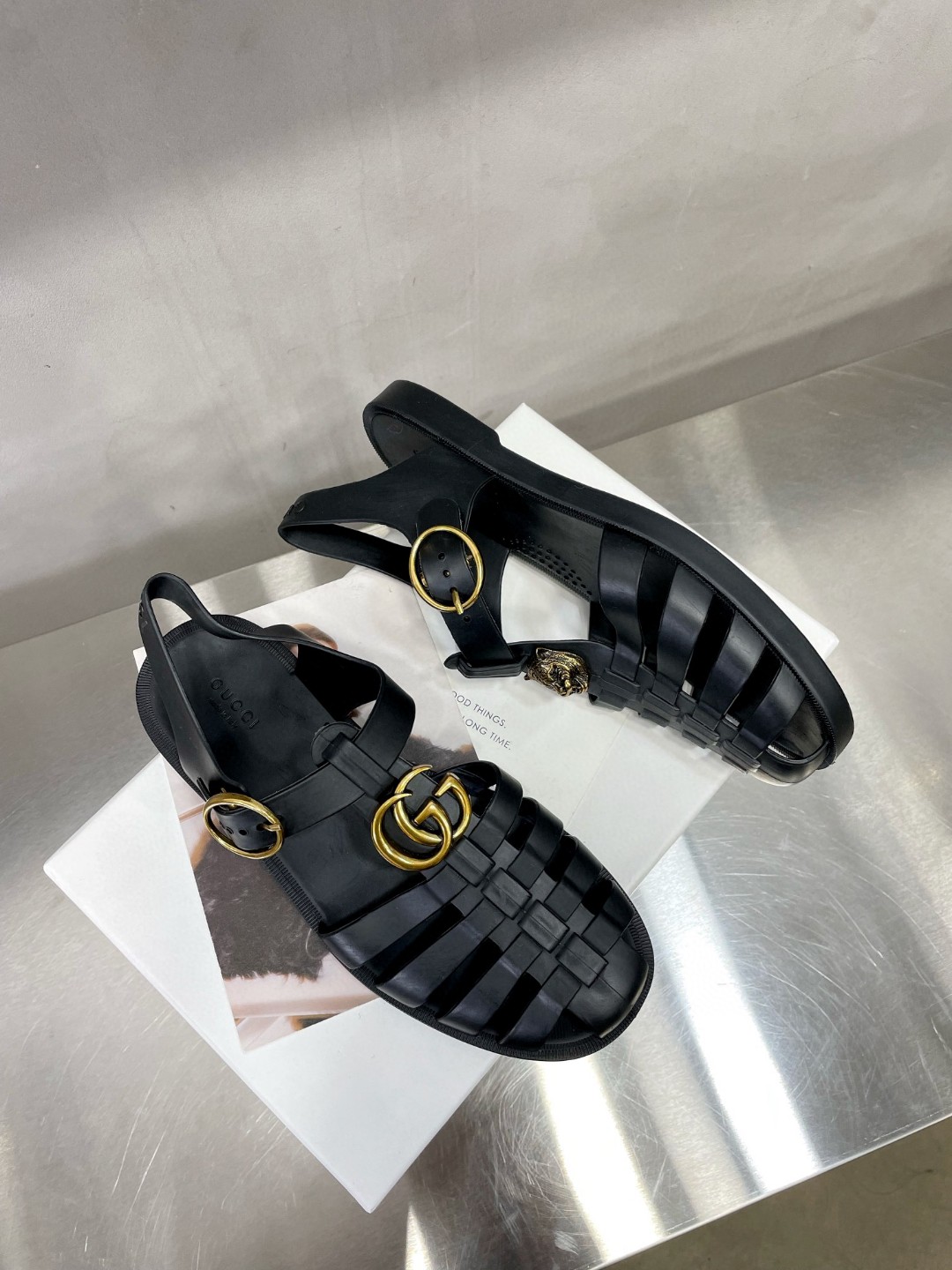Gvc*1 Men’s Rubber Buckle Strap Sandal Black For Men 463463 J8700 1000